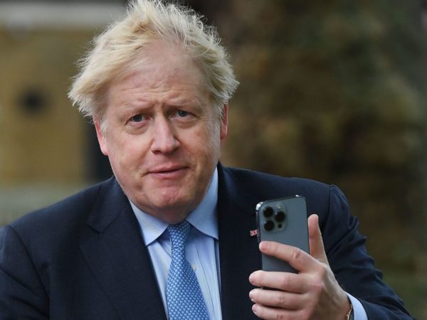 Tech experts retrieve Boris Johnson’s pandemic WhatsApps from old phone | Politics News